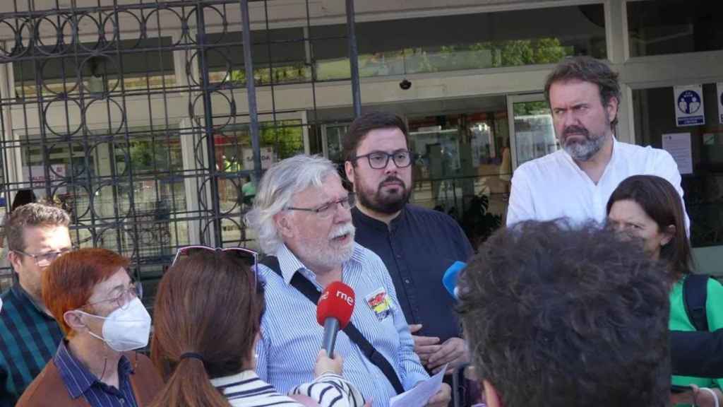 Celso Pazos, portavoz de la Asamblea Republicana de Vigo, junto a los portavoces municipales de BNG,  Xabier Pérez Igrexas, y Marea de Vigo, Rubén Pérez Correa.