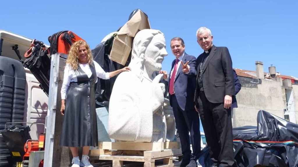 La presidenta de la Diputación de Pontevedra, Carmela Silva; el alcalde de Vigo, Abel Caballero; y el obispo de la diócesis Tui-Vigo, Luis Quinteiro, con parte de la escultura del Sagrado Corazón que se ha instalado en la ermita de A Guía.