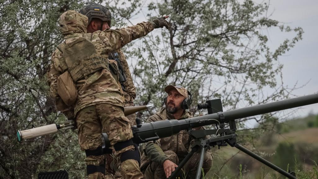 Soldados ucranianos utilizando un lanzagranadas antitanque como parte de sus ejercicios de maniobras en Dnipropetrovsk, en una imagen tomada este sábado 14 de mayo