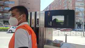 Un empleado trabajando en una gasolinera de Valladolid con el contador a 1,9 euros el litro de diésel