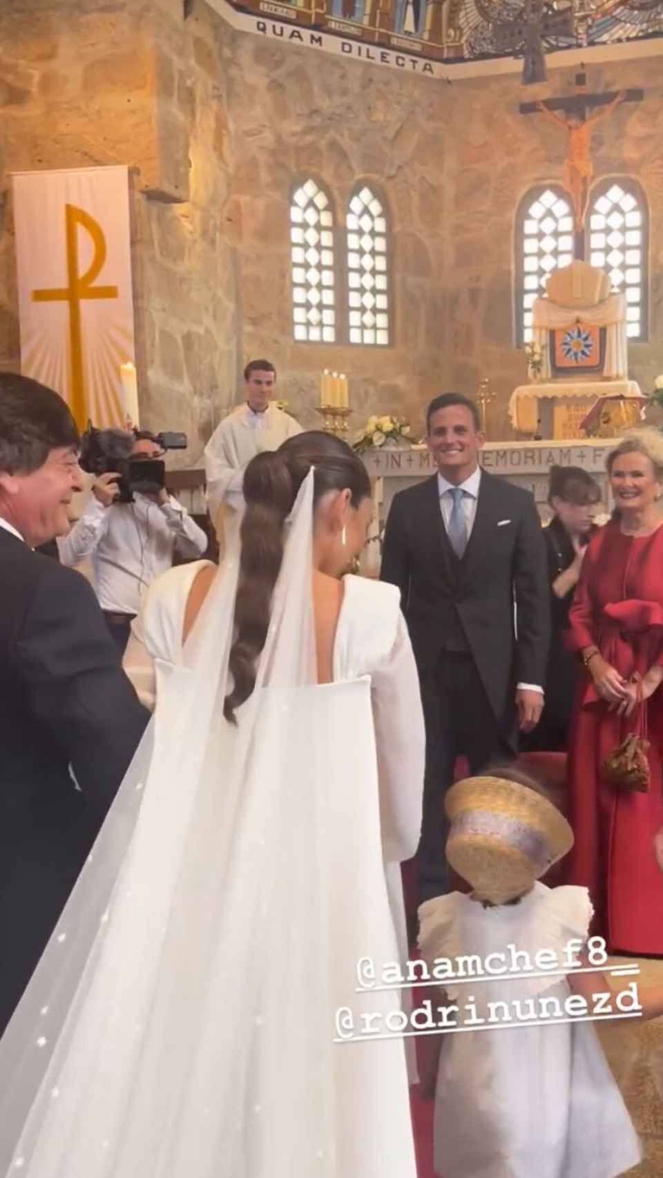 Ana Iglesias, del brazo de su padre, a su llegada al altar.