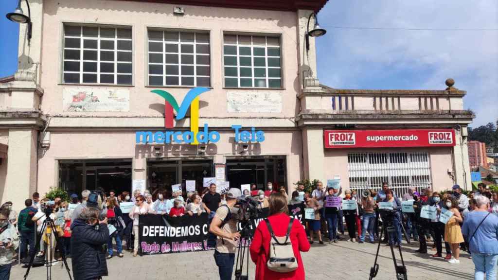 Concentración de los vecinos de Teis por la mujer asesinada en Canarias.