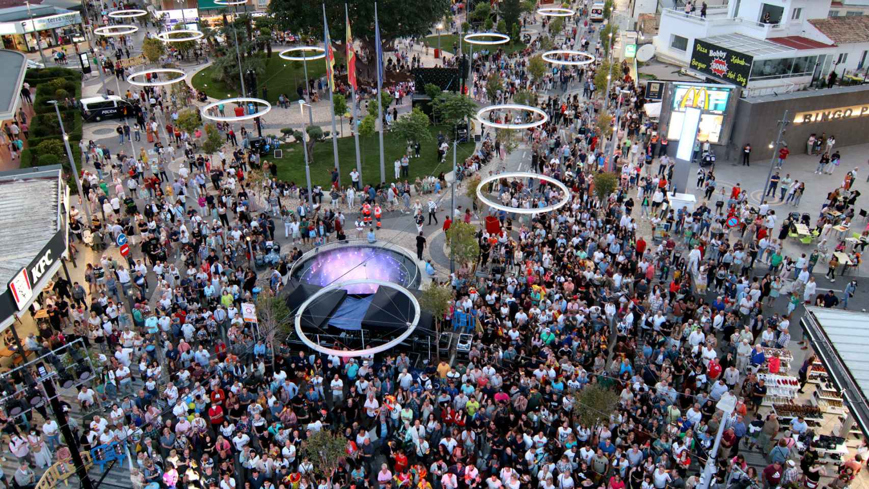 Centenares de personas siguieron la fiesta especial por la que pasaron finalistas del Benidorm Fest.
