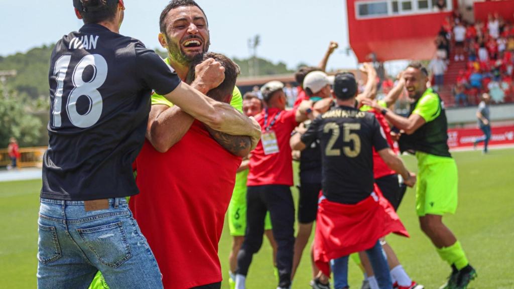 Benja celebra con los aficionados el ascenso a Primera RFEF del Intercity.