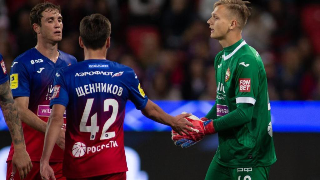 Los jugadores del CSKA felicitan a su portero.