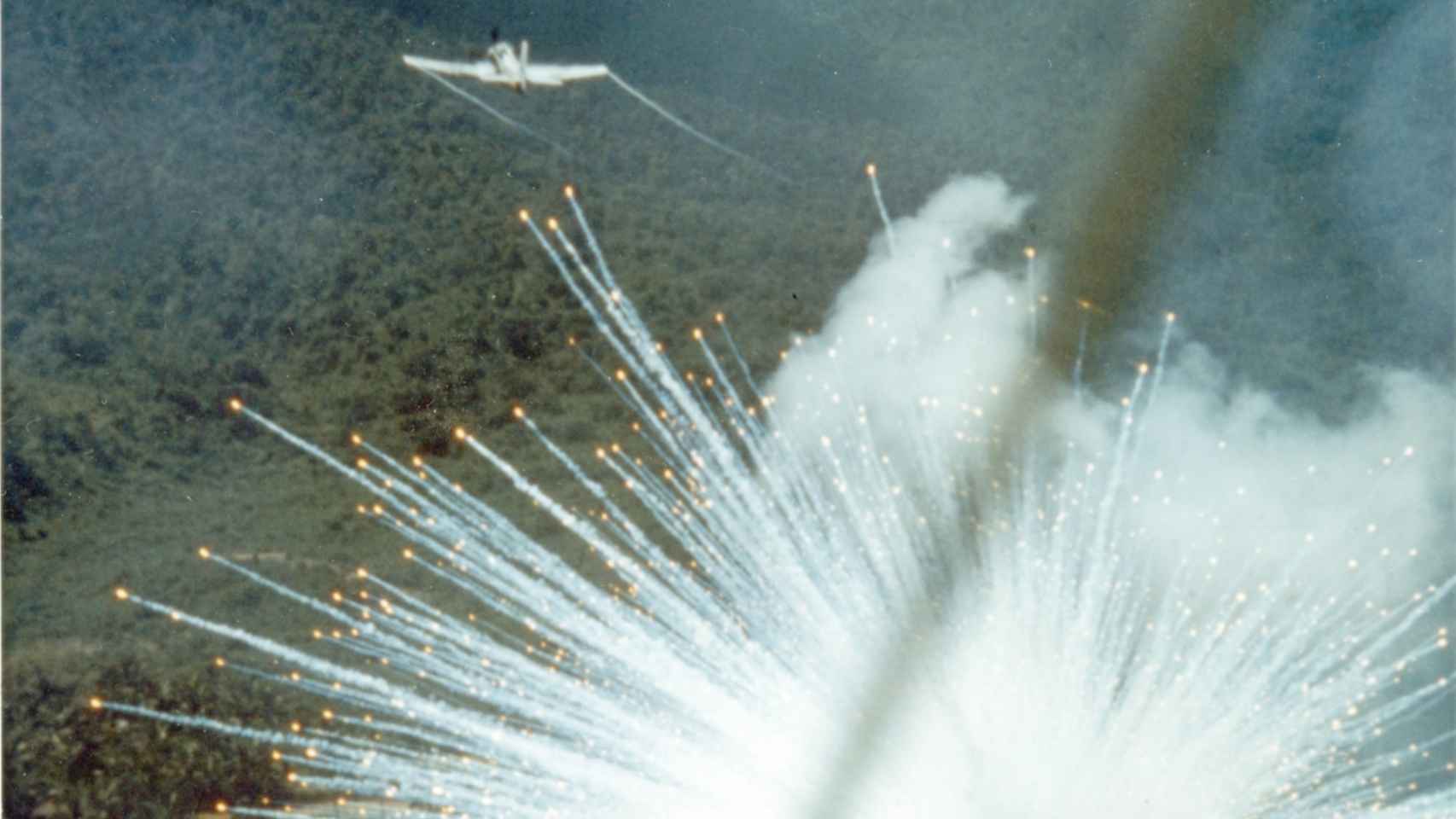 Bombardeo de EEUU sobre el Viet Cong con un fósforo blanco en 1966