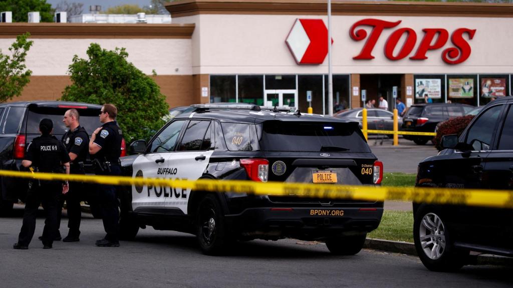 La policía de Búfalo en las inmediaciones del supermercado.