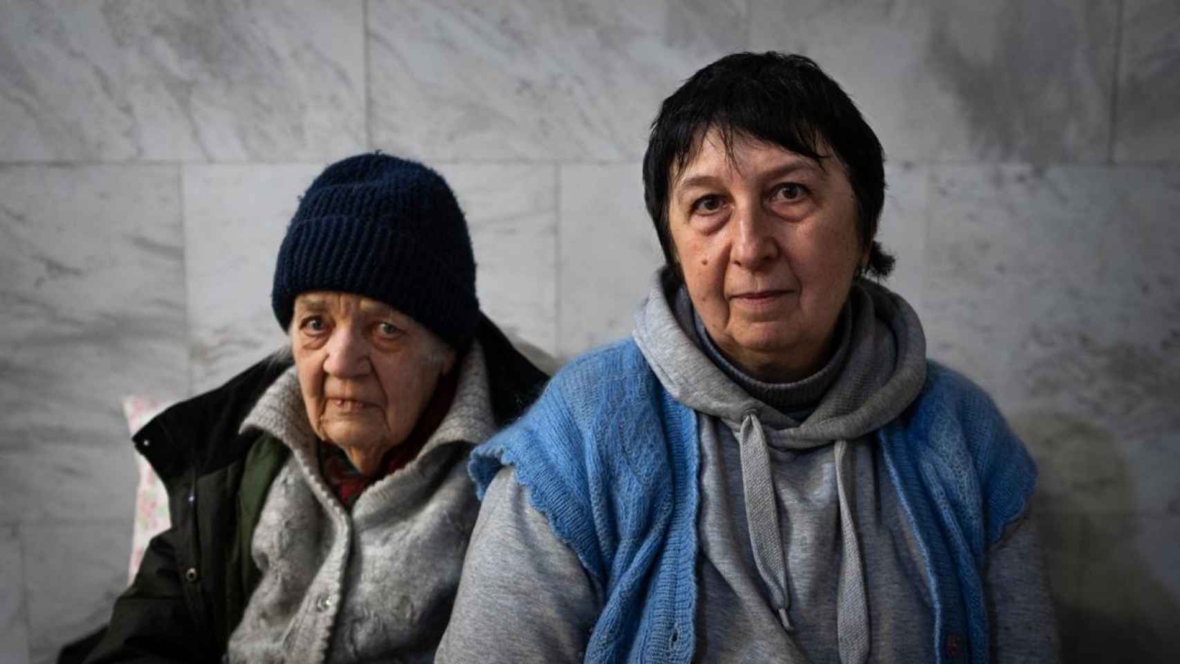 Como Halina y Nina, centenares de personas continúan viviendo en las diferentes bocas de metro de la segunda ciudad de Ucrania
