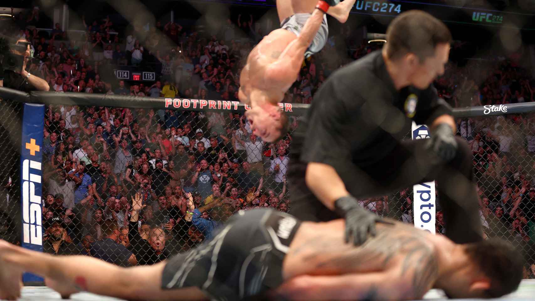 Tony Ferguson, tendido tras el KO mientras Michael Chandler celebra su victoria en el UFC 274