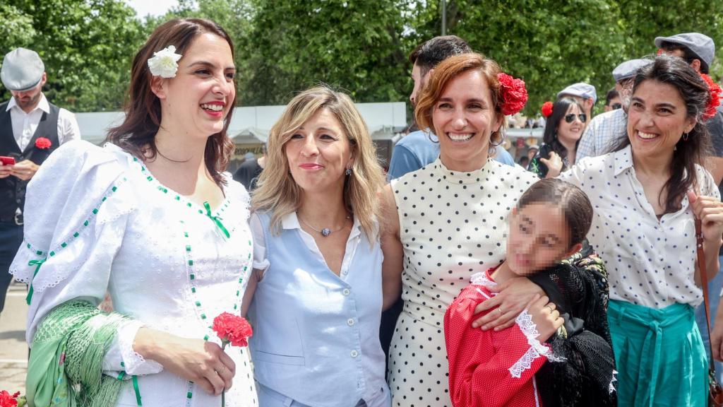 La portavoz de Más Madrid en el Ayuntamiento dce Madrid, Rita Maestre; la vicepresidenta Segunda del Gobierno y Ministra de Trabajo y Economía Social, Yolanda Díaz; y la portavoz de Más Madrid en la Asamblea de Madrid, Mónica García; juntas este domingo en San Isidro.