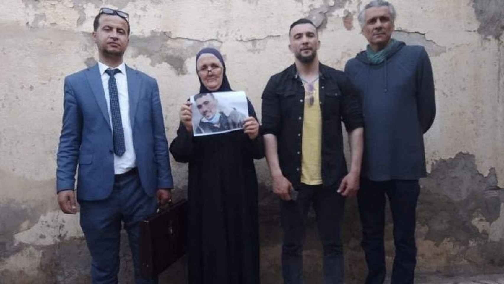El abogado de Benhalima, a la izquierda de la imagen, y la madre del exmilitar detenido.