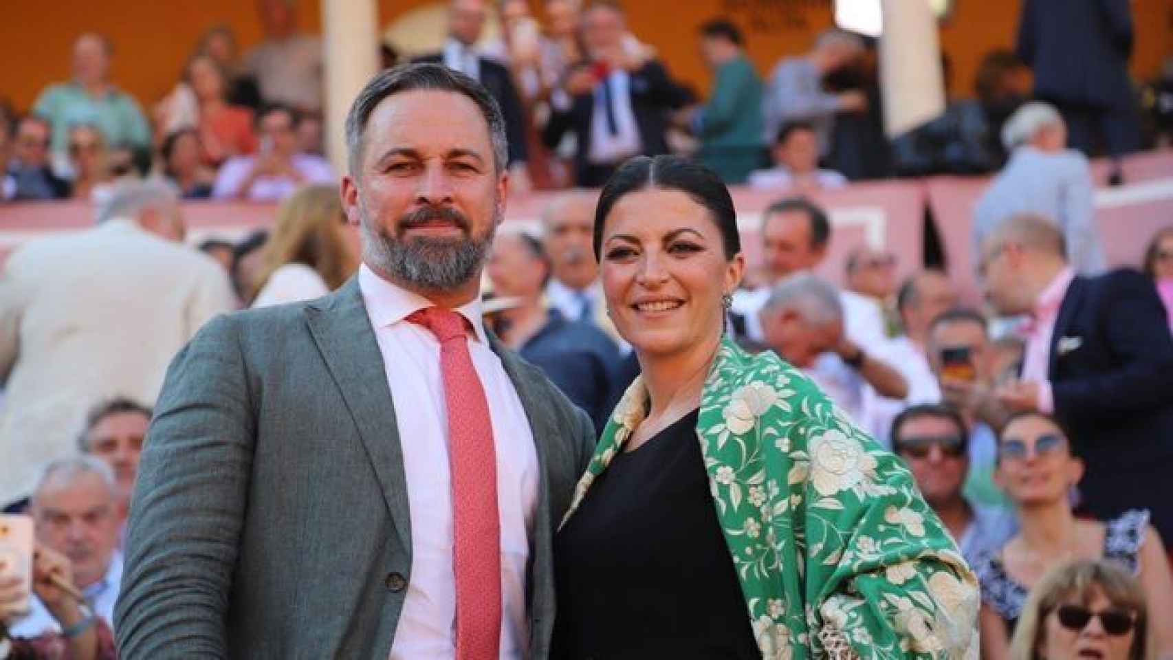 Santiago Abascal, presidente de Vox, y Macarena Olona, candidata a la Junta de Andalucía.