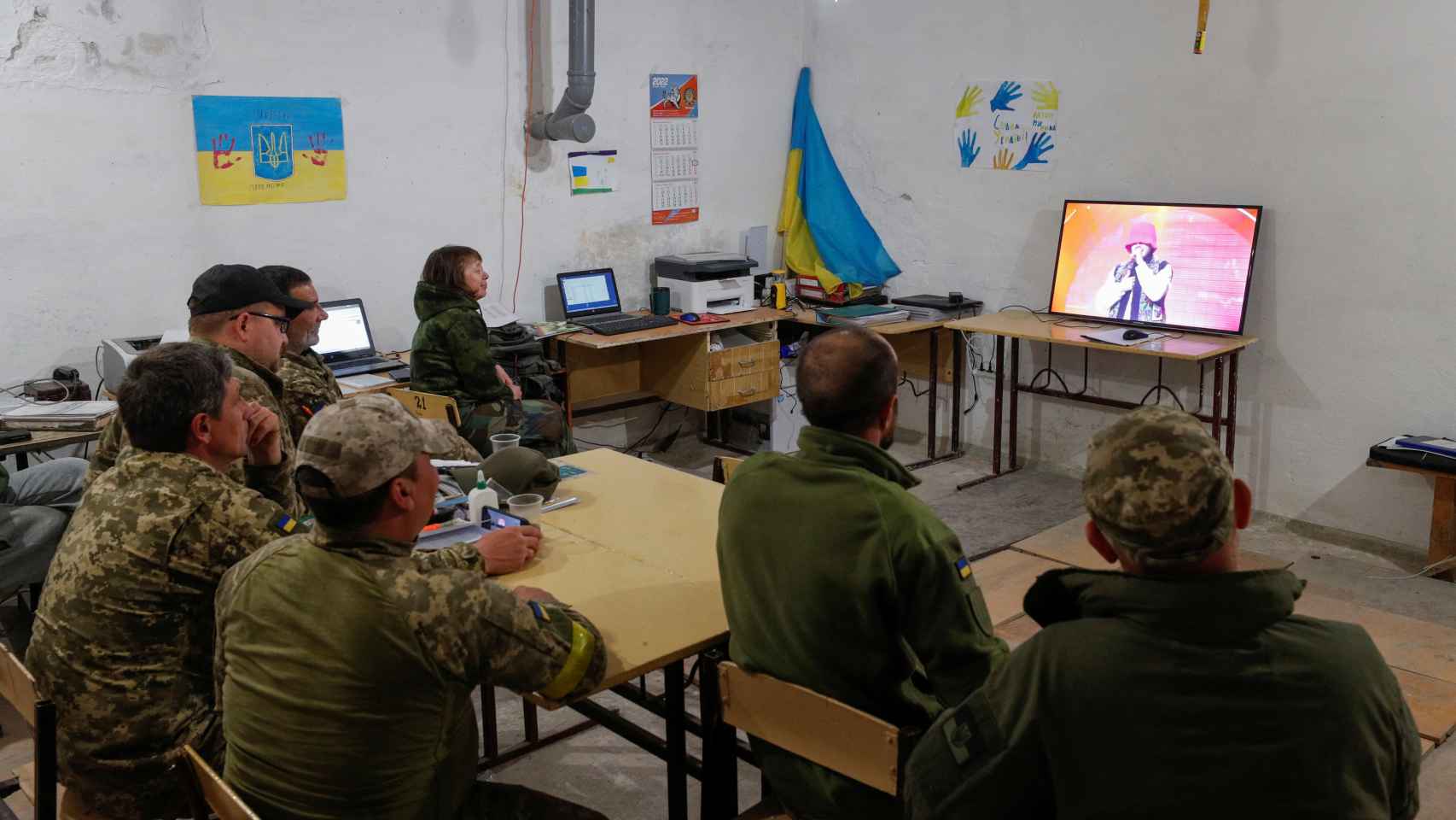 Militares ucranianos ven el Festival de Eurovisión en la región de Kiev.