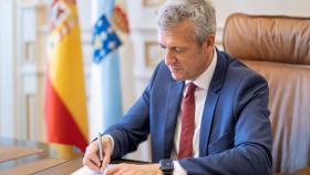 Rueda firma el decreto para designar a su Ejecutivo.