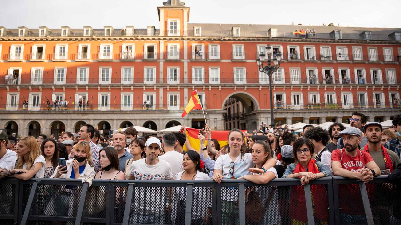 Vallas alrededor de la Plaza Mayor de Madrid para proteger a la cantante de los fans.