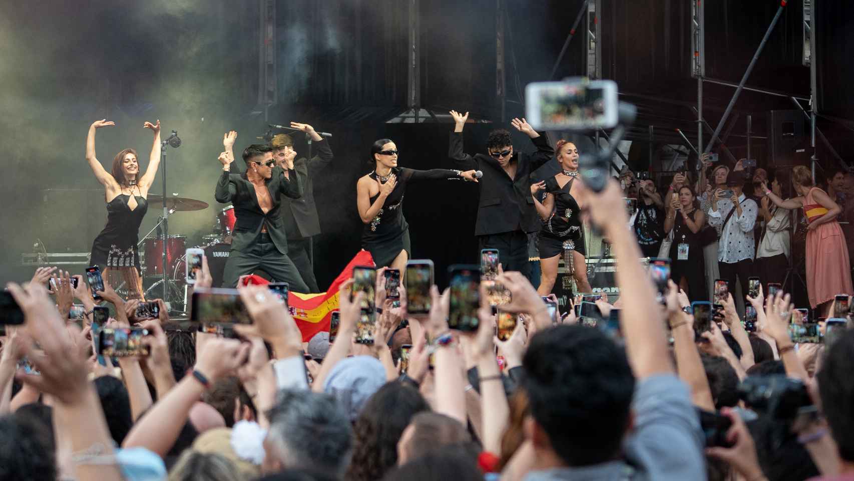 Chanel, con todo su equipo, durante su actuación en la Plaza Mayor de Madrid.