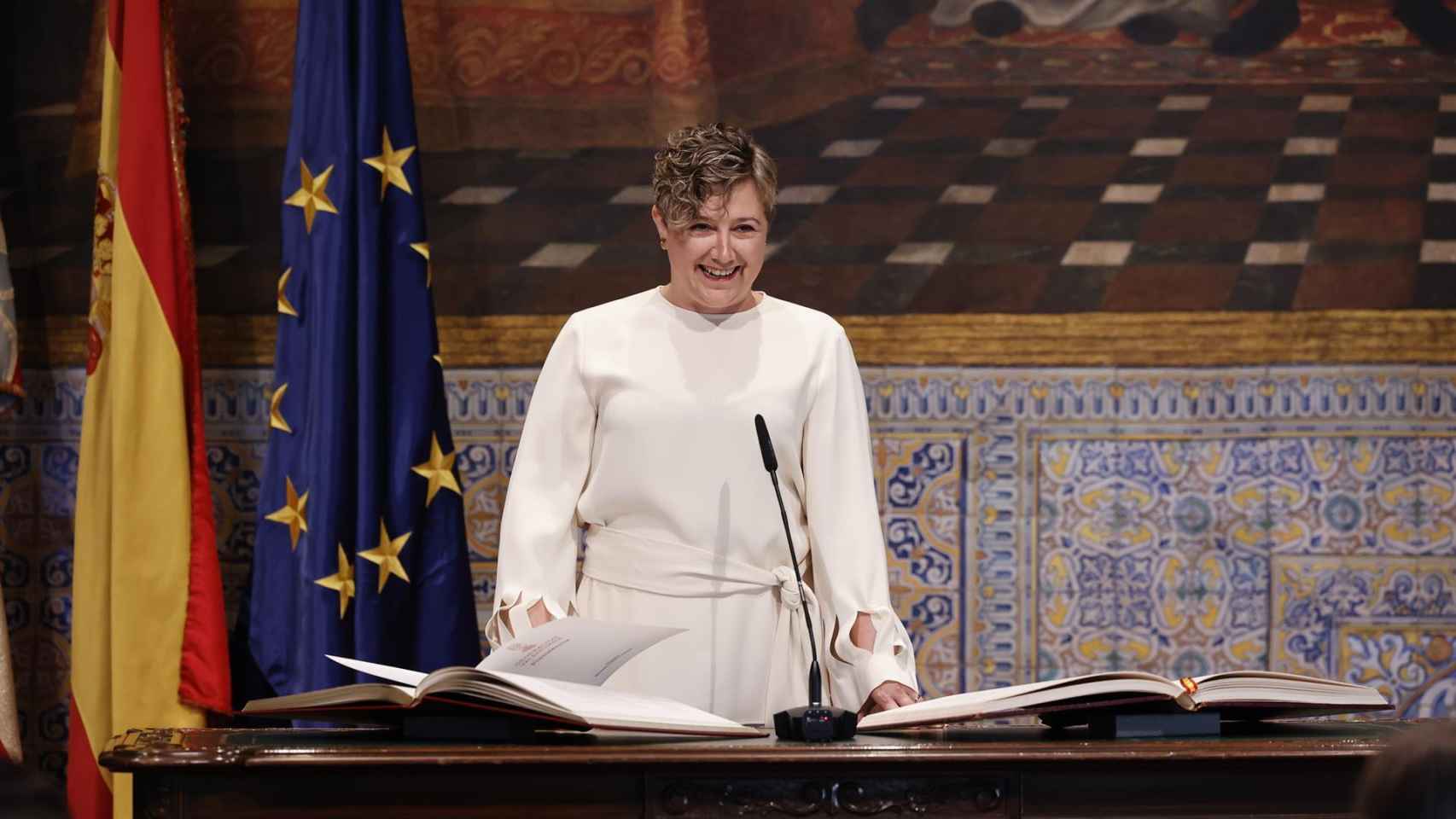 La nueva consellera de Educación, Cultura y Deporte, Raquel Tamarit, promete su cargo en el Palau de la Generalitat.