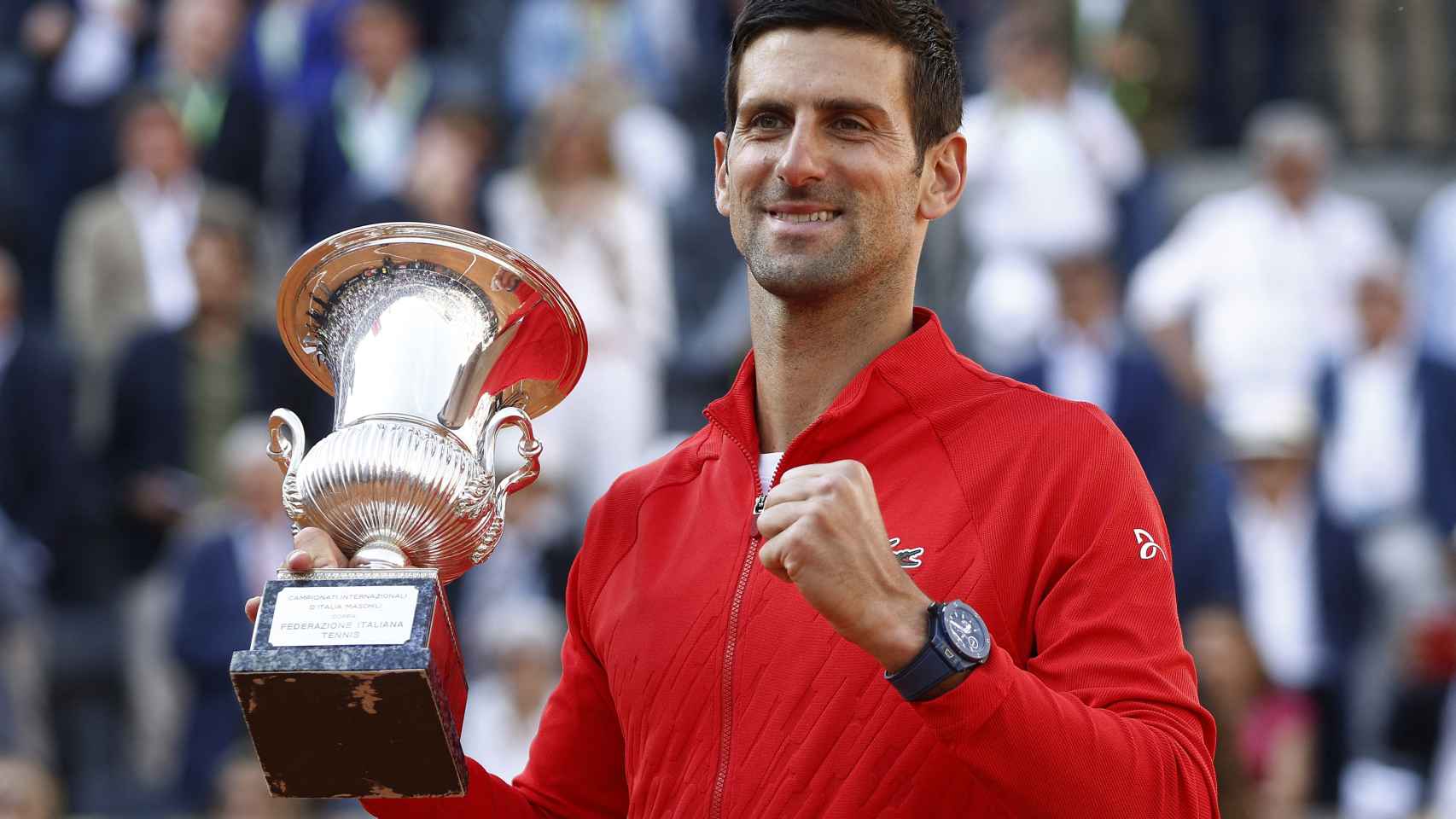 Novak Djokovic, con su trofeo del Masters  1000 de Roma.