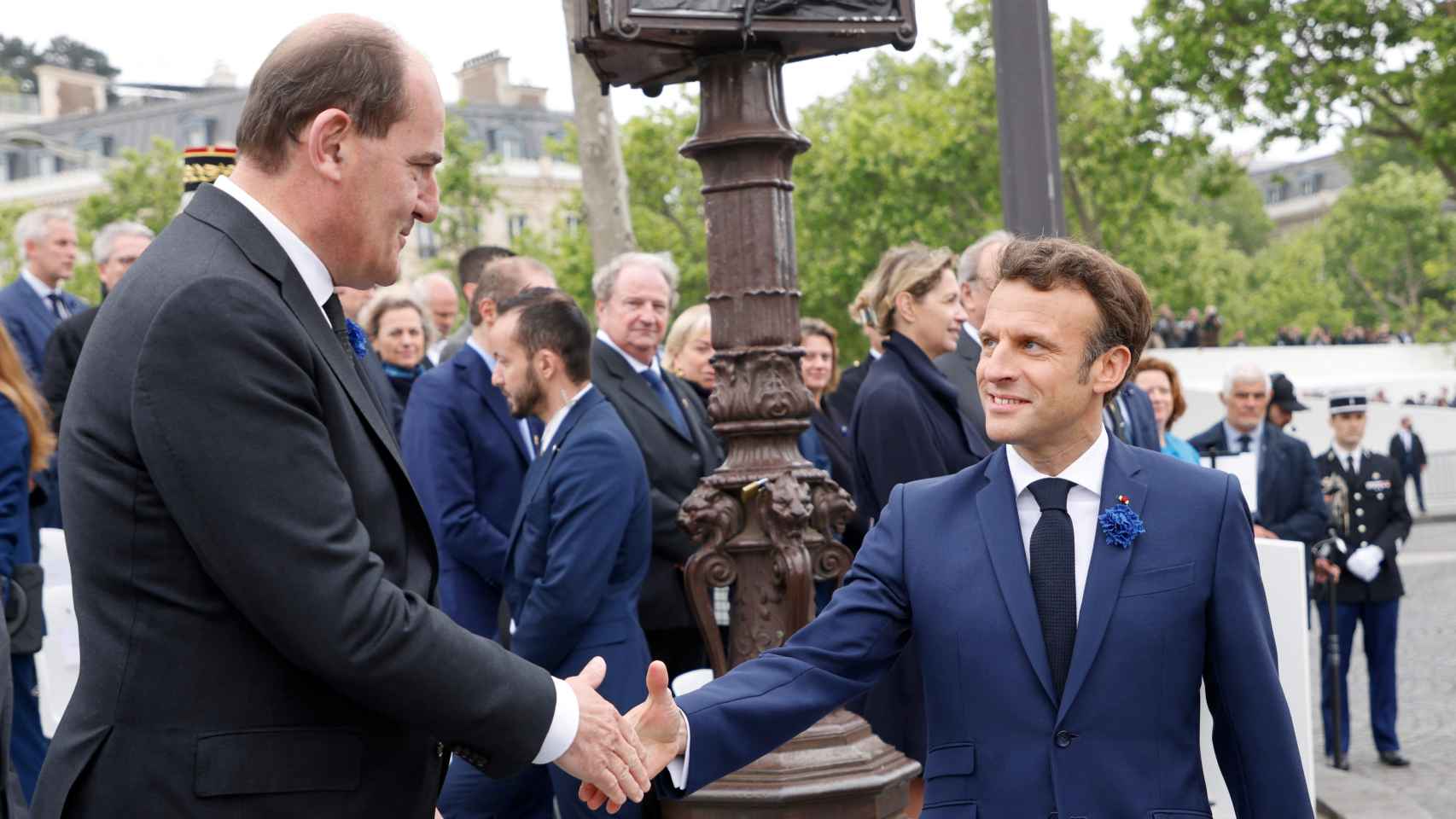 El ya exprimer ministro francés, Jean Castex, saluda al presidente francés, Emmanuel Macron, el pasado 8 de mayo