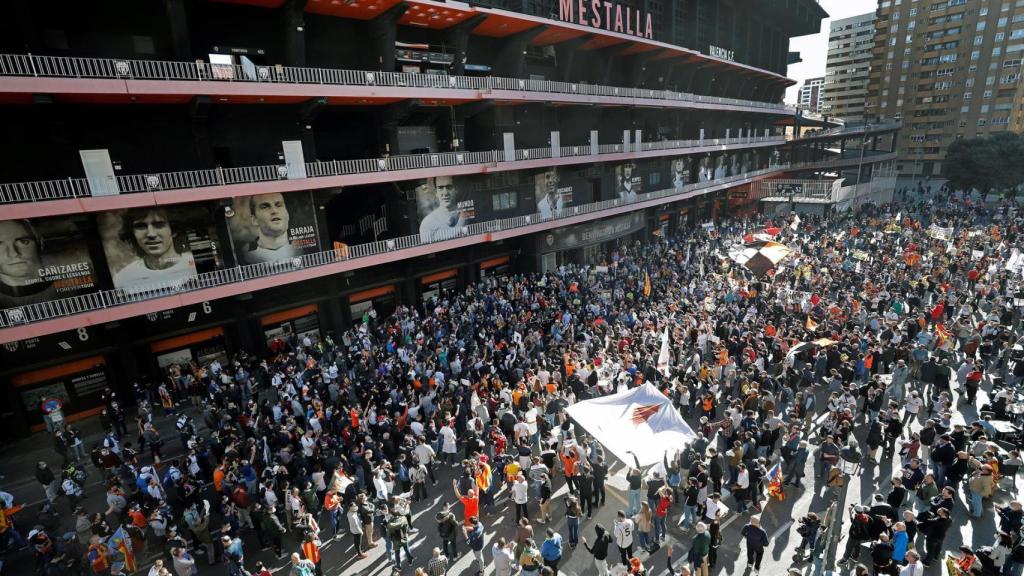 Una manifestación de aficionados del Valencia CF contra Peter Lim, Meriton y Anil Murthy.