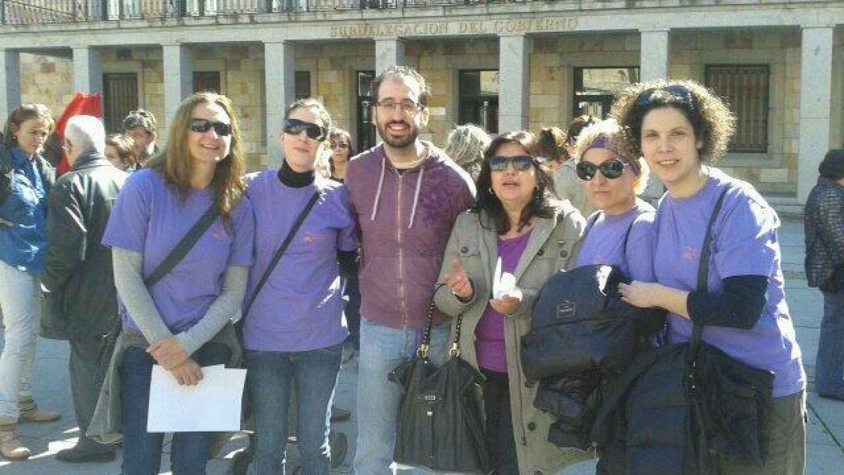 Eladio Ruano con las compañeras del Comité Antisida de Zamora