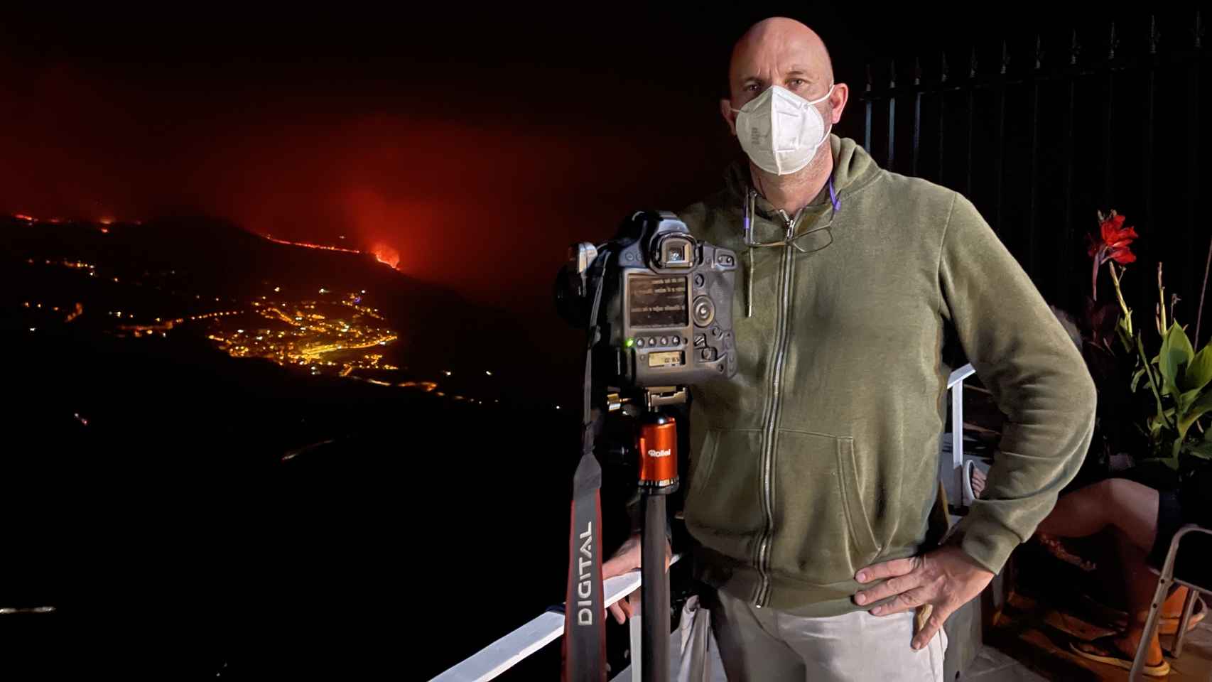 El fotógrafo malagueño en el mirador del Time con el volcán de La Palma de fondo.