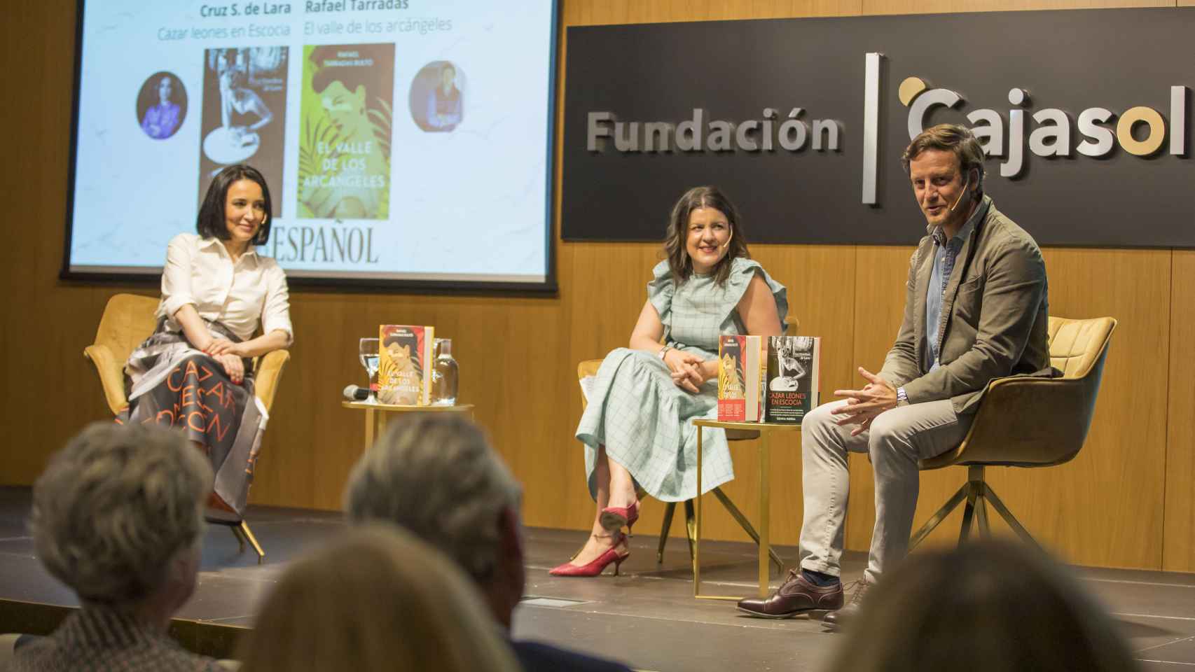 Inma León modera el encuentro literario.