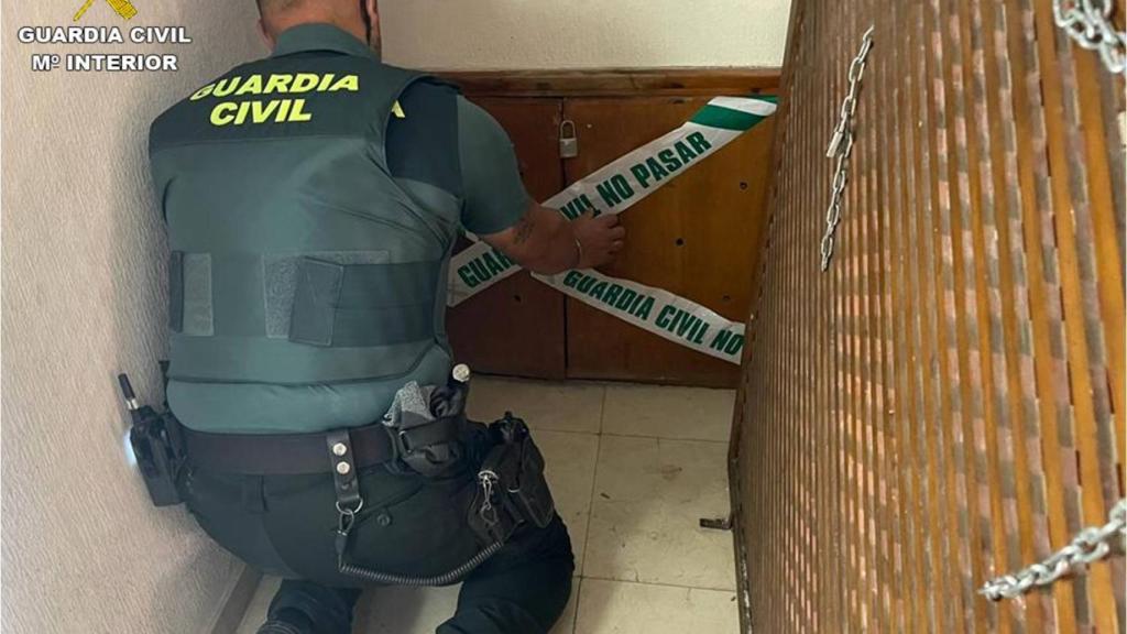 El pequeño habitáculo donde se encontraba el aljibe ha sido precintado de manera cautelar por la Guardia Civil.