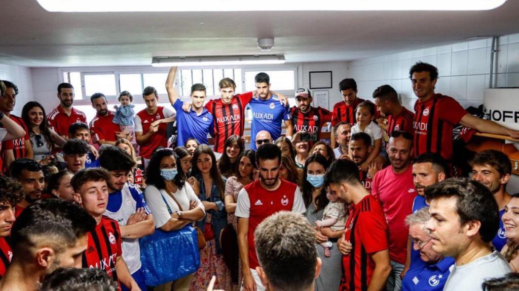 El Unión Adarve, rival del Hércules, con sus familias celebrando la clasificación.