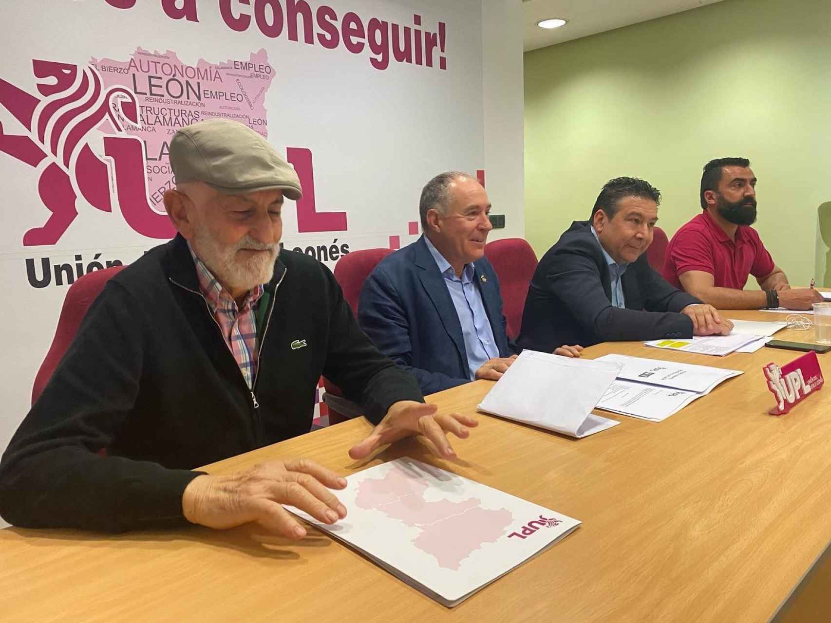 El vicepresidente de la Diputación de León, Matías Llorente, acompañado del dirigente municipal de UPL, Eduardo López Sendino y del procurador Luis Mariano Santos, en el Consejo General de este lunes.