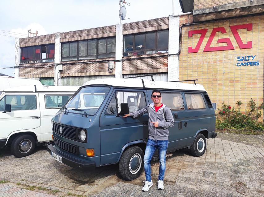 Javier Ramón en las instalaciones de Salty Campers