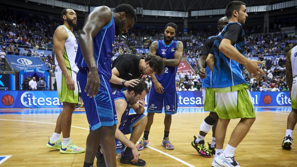 Los jugadores de San Pablo Burgos, destrozados tras bajar a la Leb Oro