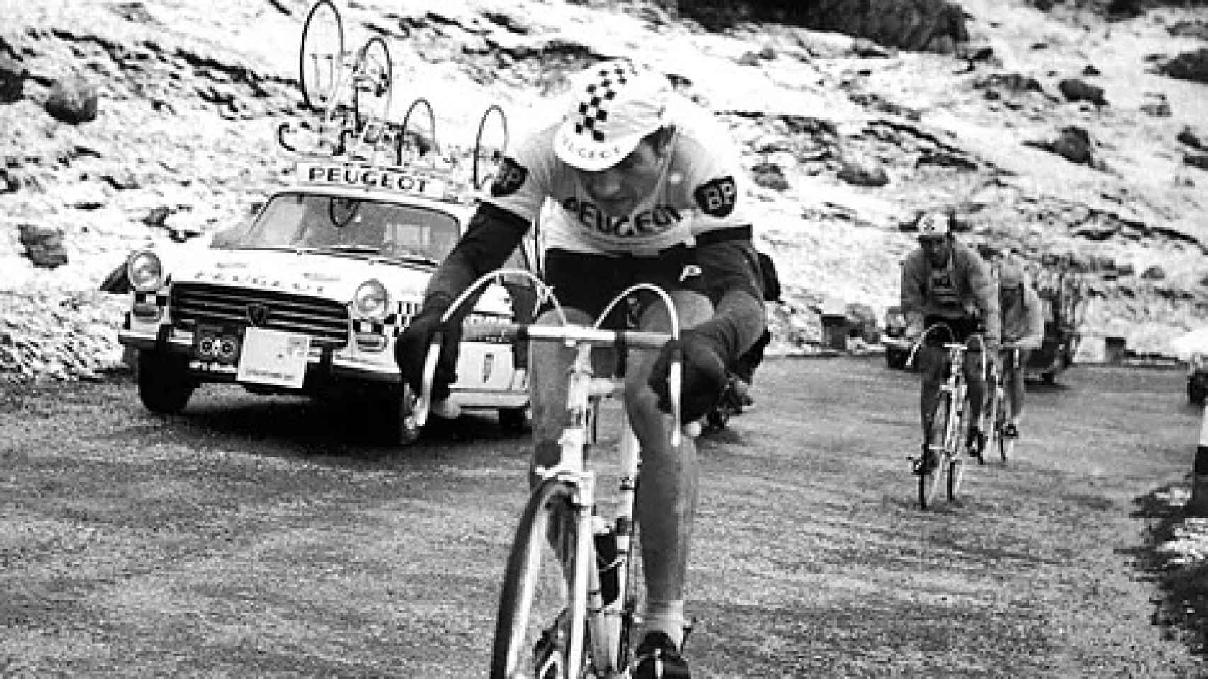 Eddy Merckx durante la ascensión de un puerto del Giro de Italia en 1967