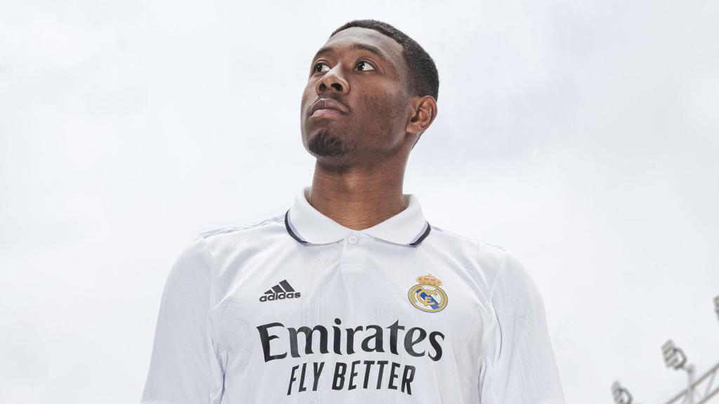 David Alaba con la nueva camiseta del Real Madrid para la 2022/2023