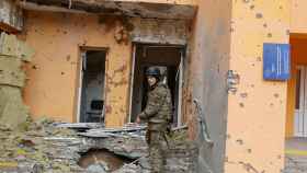 Un soldado ucraniano en una guardería bombardeada en Sievierodonetsk, Lugansk.