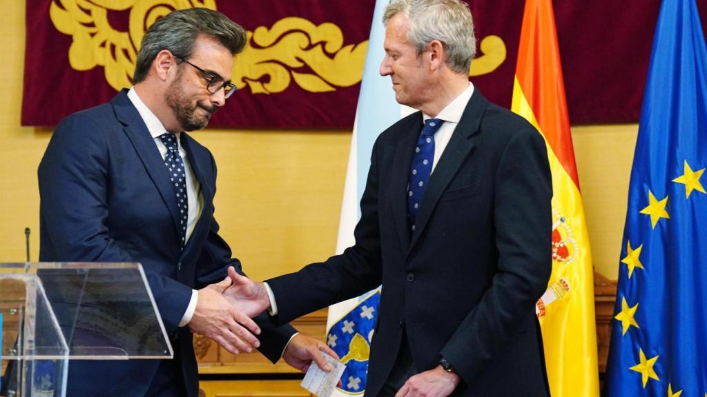 Diego Calvo y Alfonso Rueda durante la toma de posesión de los conselleiros.