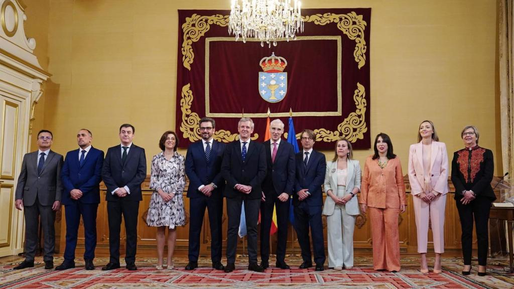 Los nuevos conselleiros de la Xunta de Galicia, posan tras la toma de su posesión, en el Pazo de Raxoi.