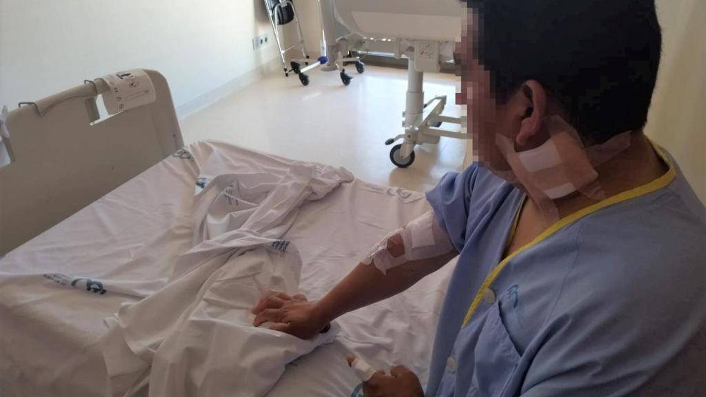 Galo, este lunes, en el Hospital Los Arcos de San Javier donde se recupera de los terribles cortes que sufrió en el cuello, los brazos y los dedos.