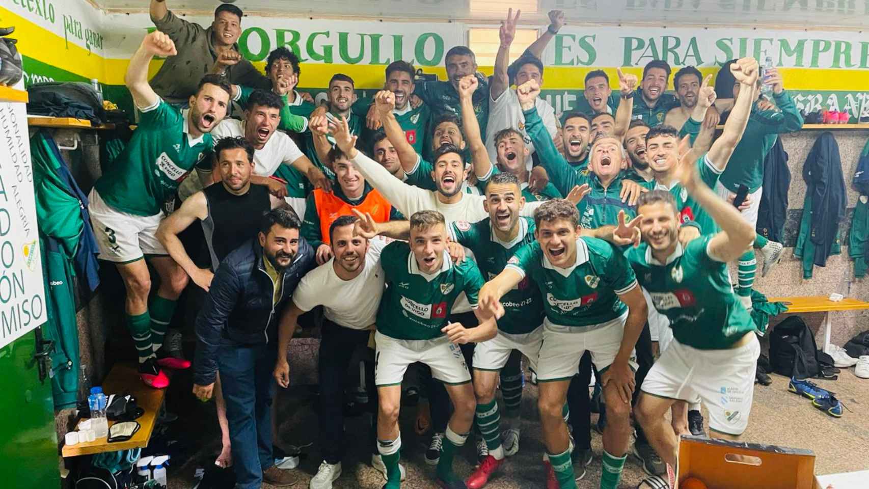 Los jugadores del Coruxo celebran en el vestuario la clasificación para la fase de ascenso.