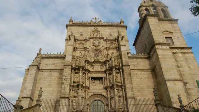 El funeral se celebra en la Basílica de Santa María la Mayor de Pontevedra.