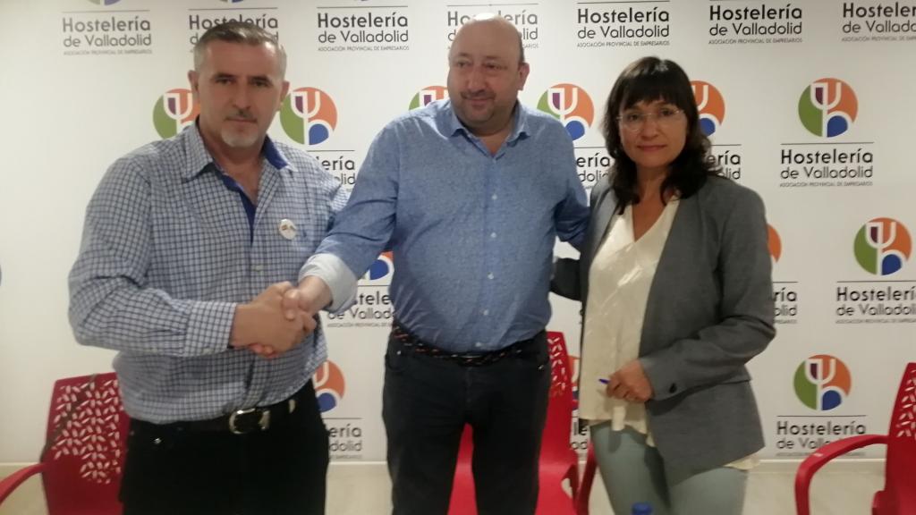 Jaime Fernández, Asociación de Hostelería de Valladolid, junto al Presidente de la asociación 'CyL por Ucrania', Vasyl Tsekh y Judith Sobrino, de 'Procomar. Valladolid acoge'