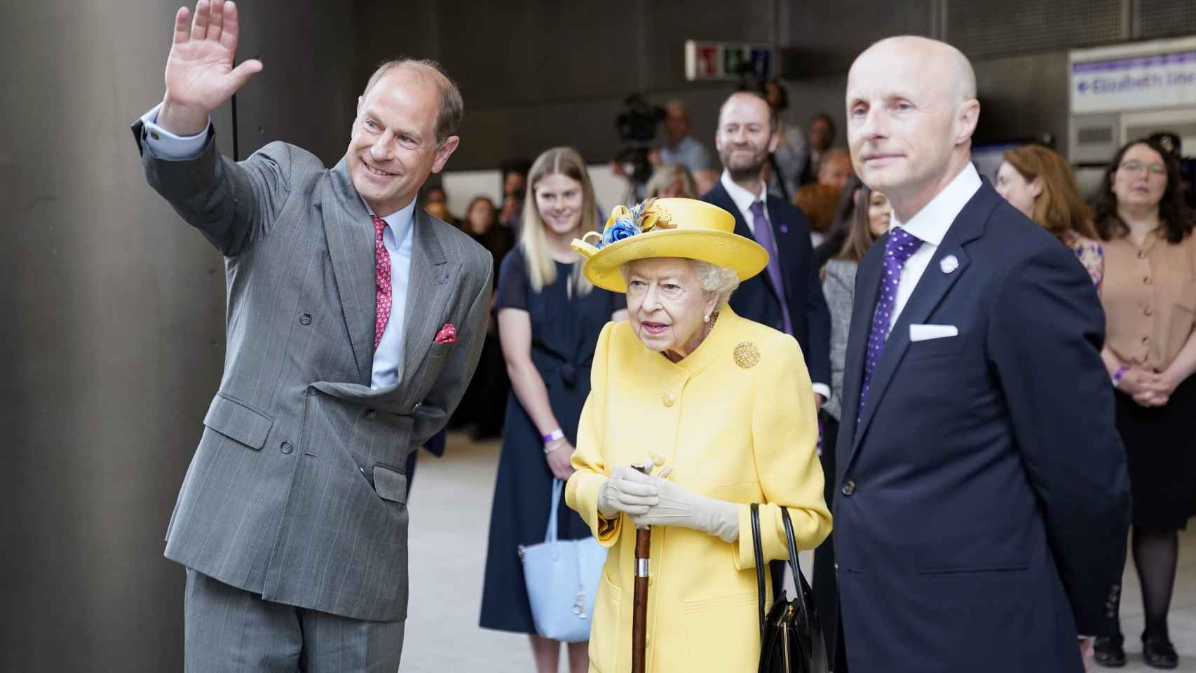 La monarca junto a su hijo, el príncipe Eduardo.