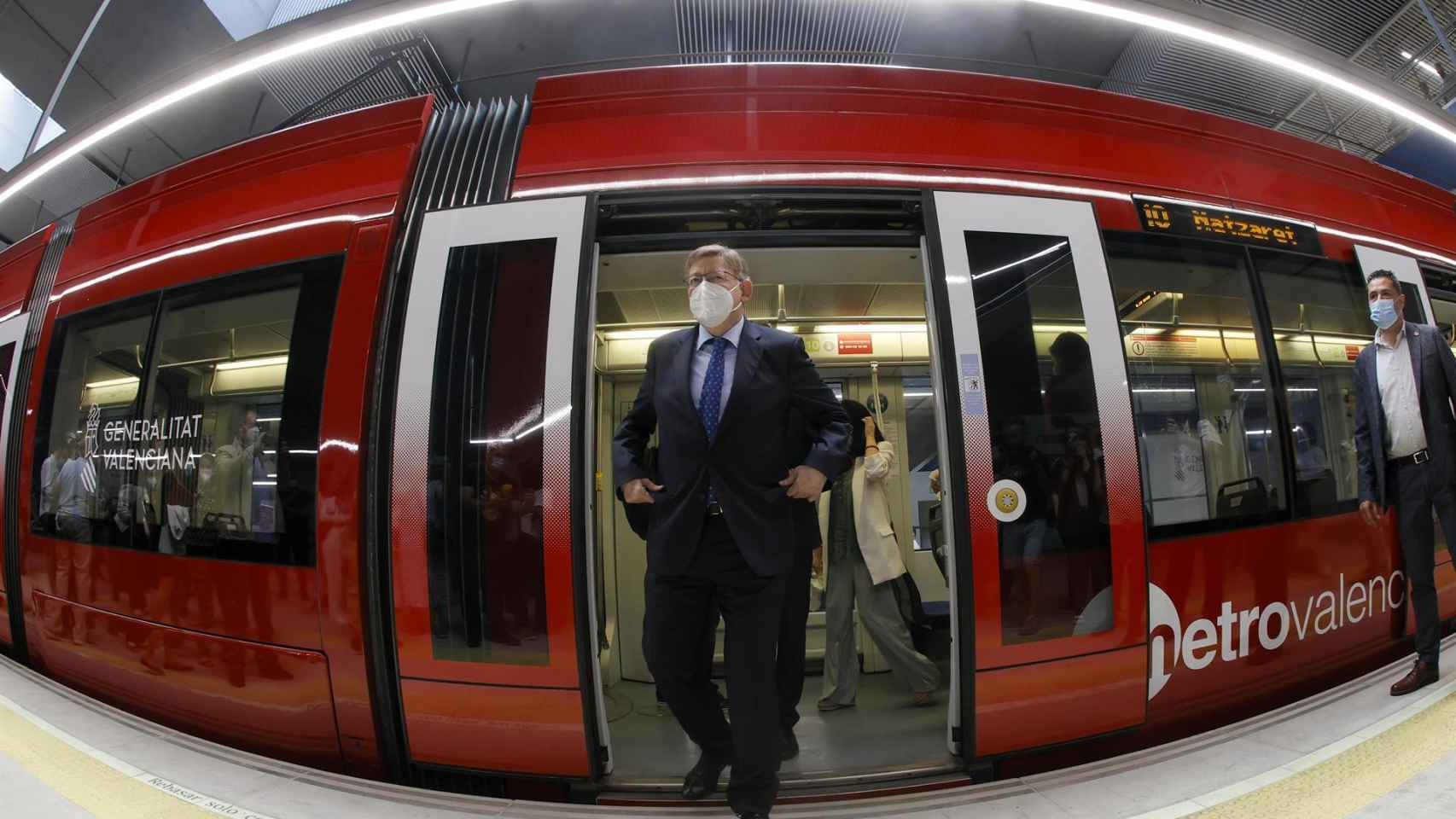 El president de la Generalitat, Ximo Puig, durante el viaje inaugural de la nueva línea 10 de Metrovalencia.