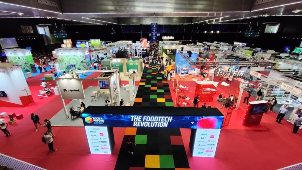 Panorámica del pabellón en que se celebra Food 4 Future 2022, en los primeros instantes de esta edición. Foto: Alberto Iglesias Fraga.