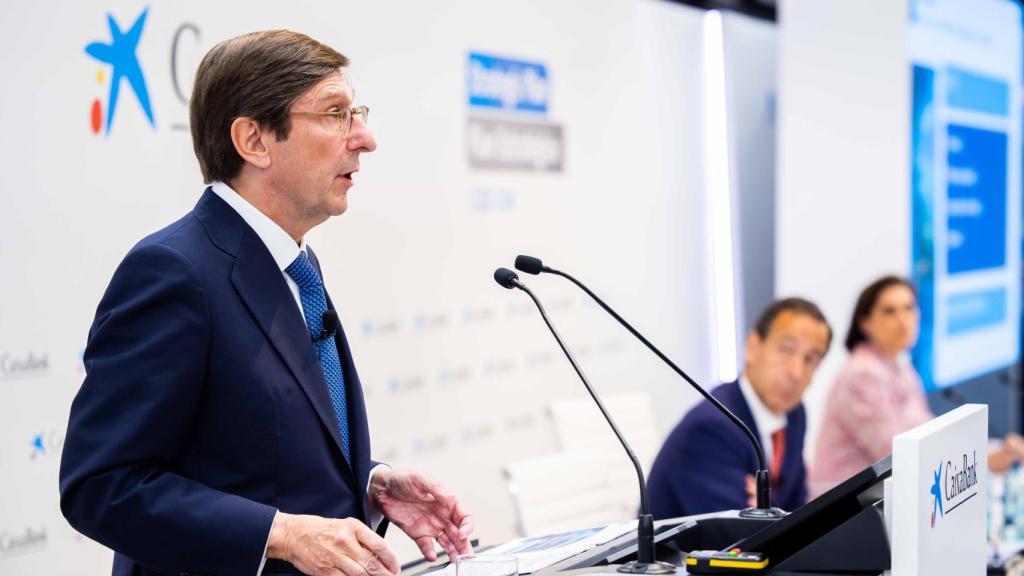 José Ignacio Goirigolzarri, presidente de CaixaBank, expone las líneas maestras del plan estratégico con Gonzalo Gortázar, consejero delegado, de fondo.