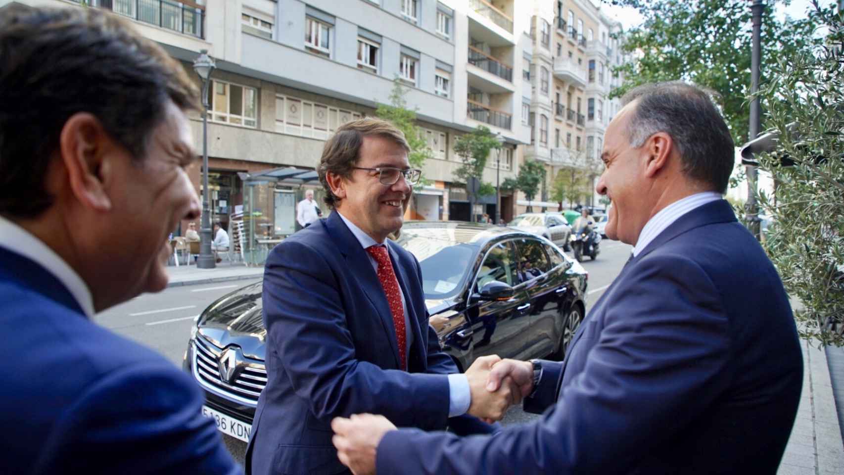 El presidente de la Junta, Alfonso F. Mañueco, junto al predidente de ATA, Domiciano Curiel, en un encuentro en 2019