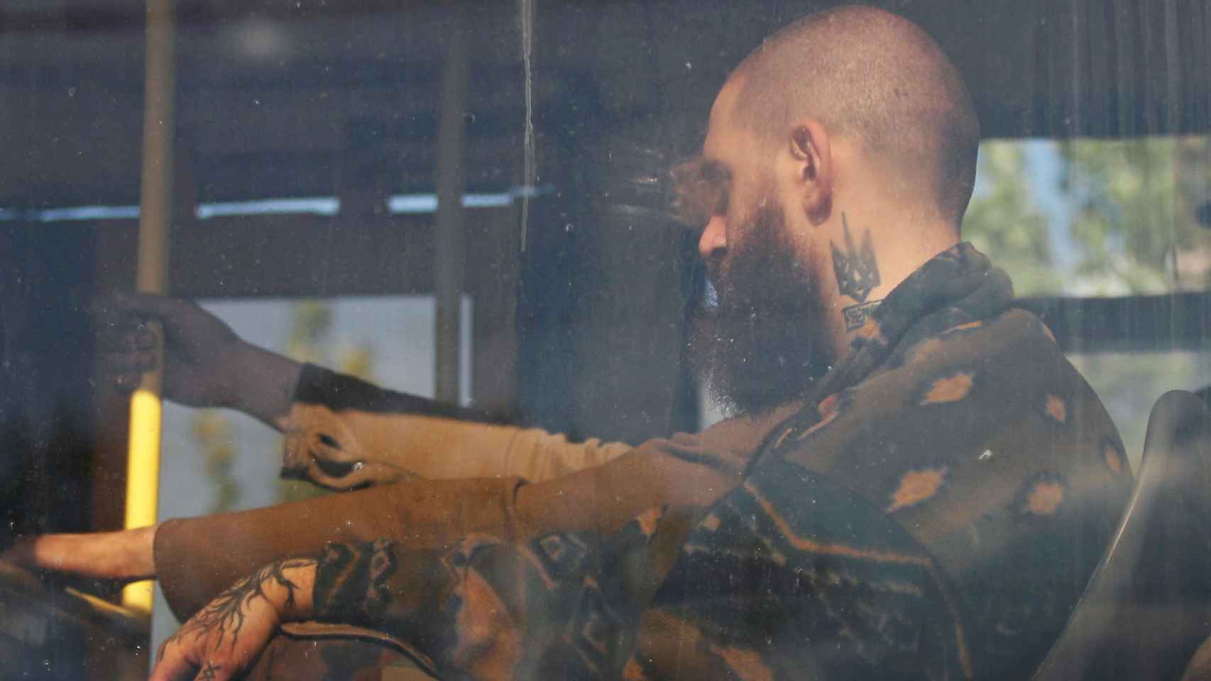 Un soldado ucraniano de los que se han rendido en Azovstal, en uno de los autobuses fletados por Rusia.