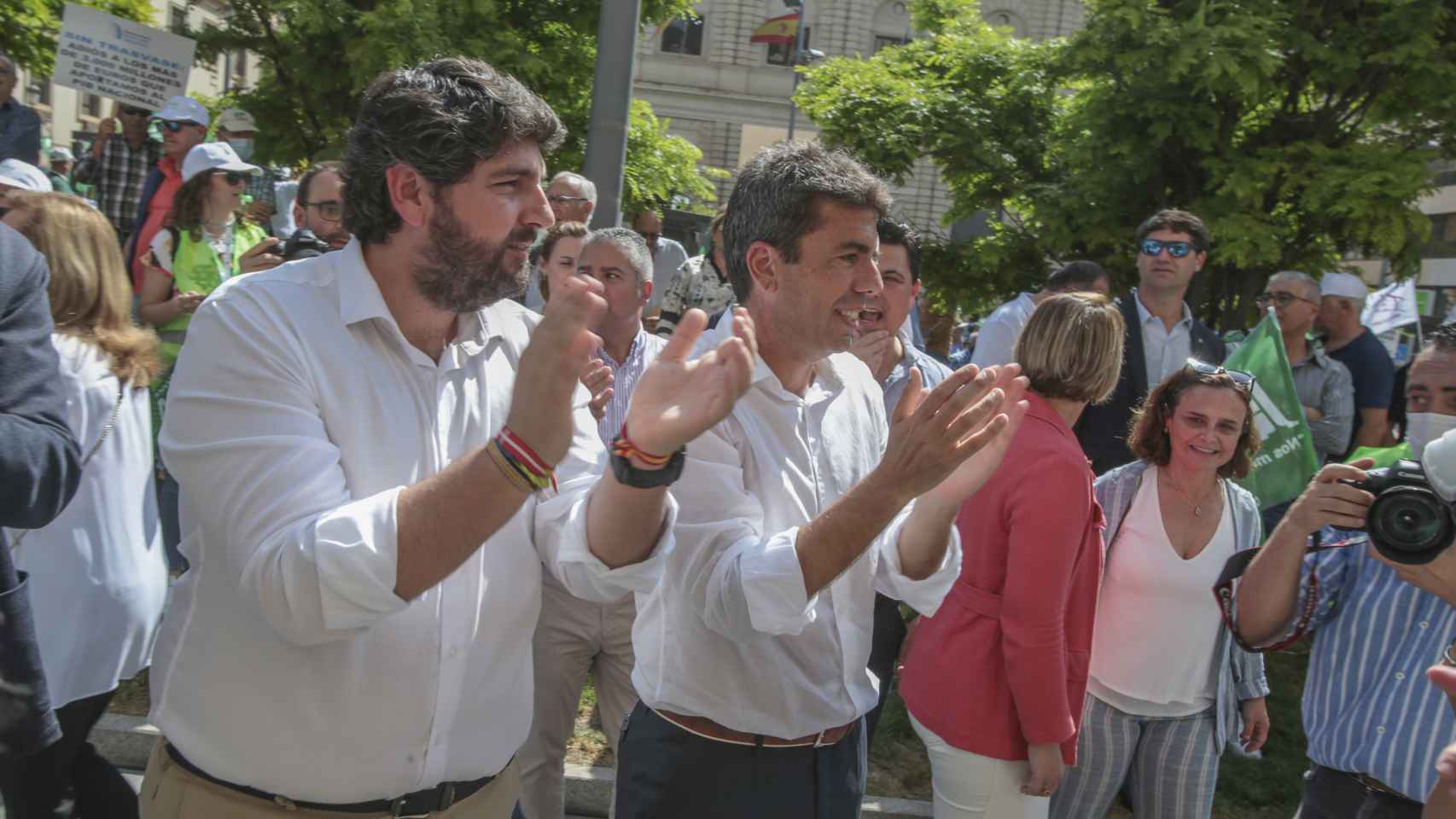 A la derecha, el presidente de la Diputación de Alicante, Carlos Mazón, a la izquierda, el presidente de la Región de Murcia,  Fernando López Miras.