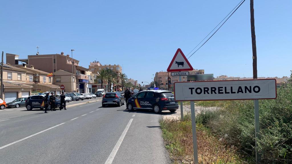 Un control policial en Torrellano.