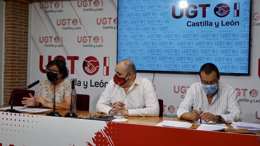 El secretario general de UGT Servicios Públicos en Castilla y León, Tomás Pérez Urueña, el secretario de Acción Sindical y del Sector Autonómico de UGT-SP de Castilla y León, Carlos Arenas, y el secretaria del Sector Autonómico de Zamora, Visitación Peral